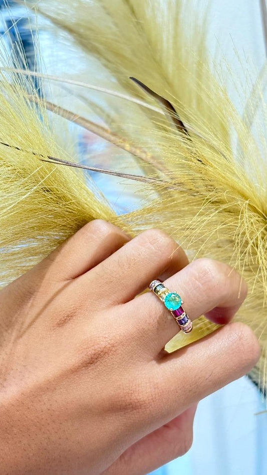 anel dourado pedras coloridas  em modelo solitário