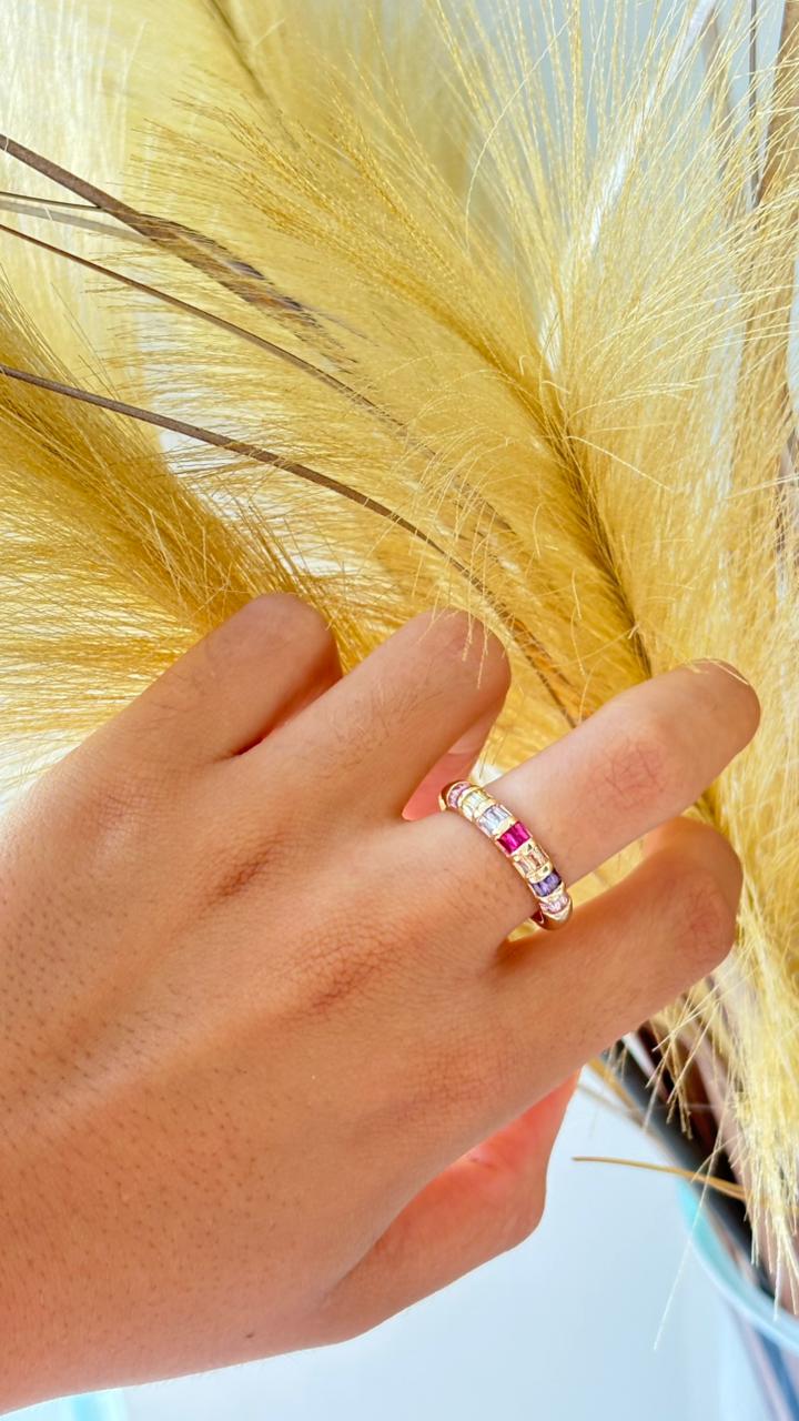 anel dourado com pedras claras