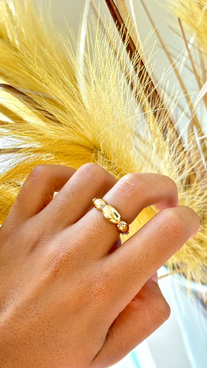 anel dourado formato de gotas minimalista