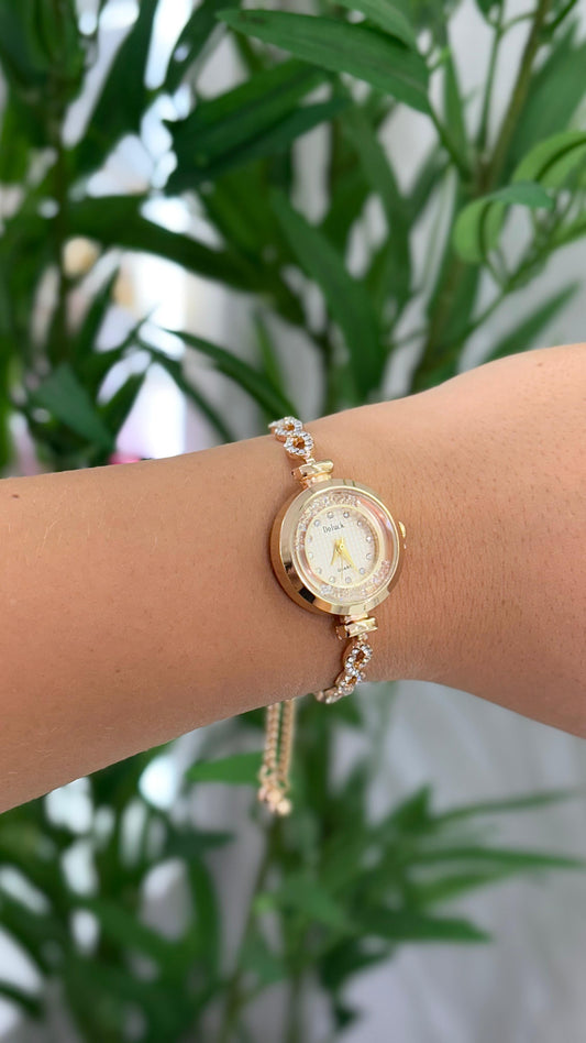 relógio minimalista com fecho de gravatinha com detalhes em cristais dourado