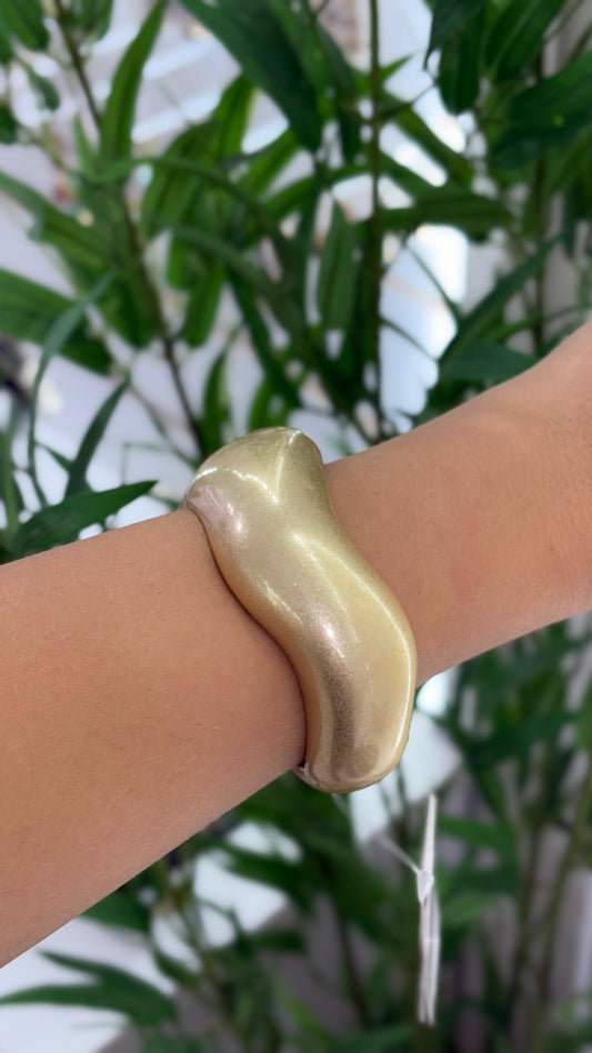bracelete orgânico dourado moderno fosco