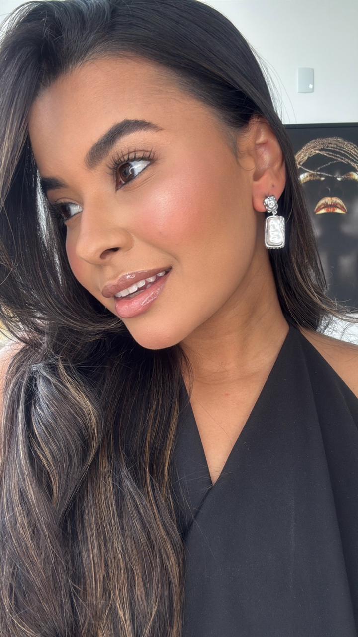 brinco com detalhe em madre pérola revestido com prata rajado