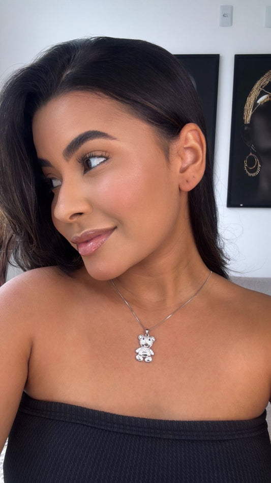 colar urso prata com detalhe do olho em pedraria preta