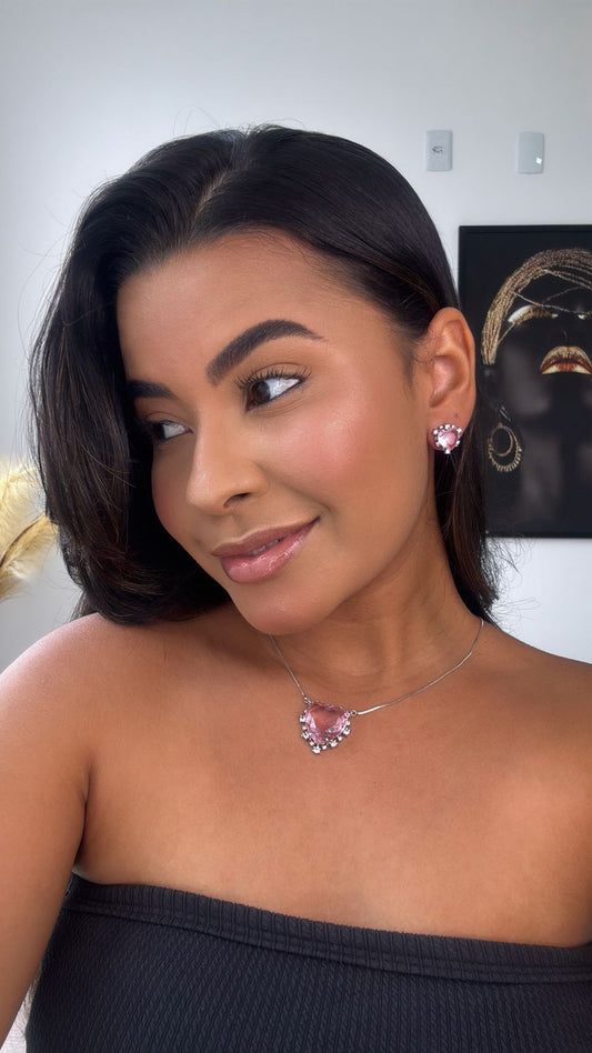 conjunto de colar e brinco prata com coração rosa com detalhe nas bordas