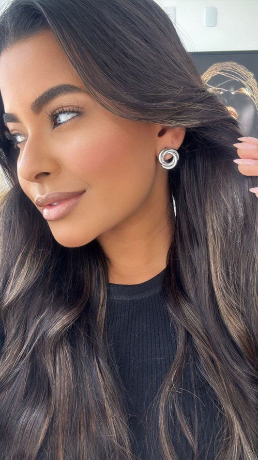 brinco redondo prata detalhes entrelaçados