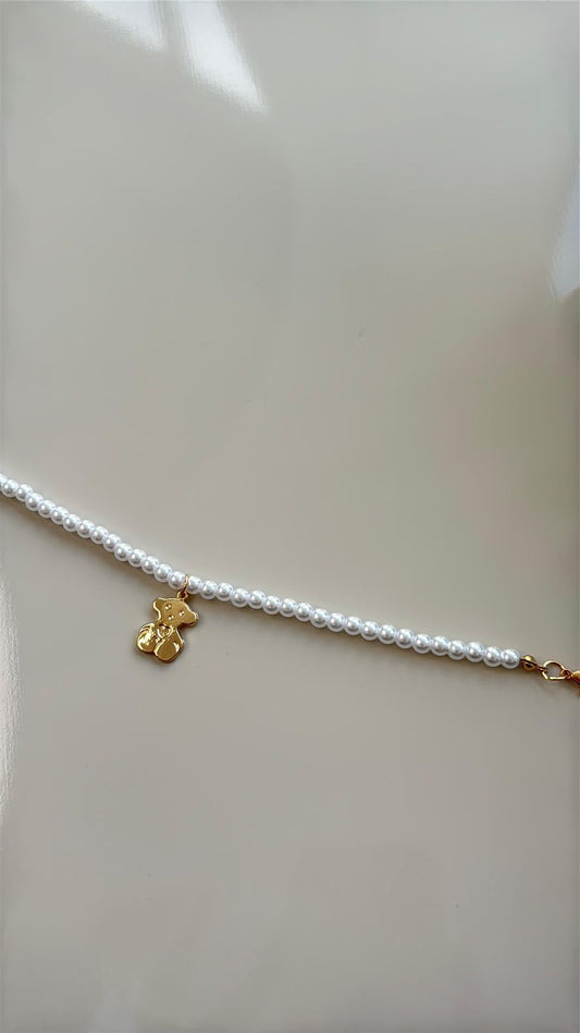 pulseira pérola com pingente de ursinho dourado