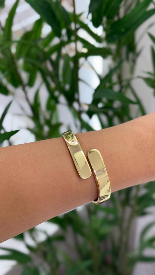 bracelete dourado com pontas delicadas arredondadas