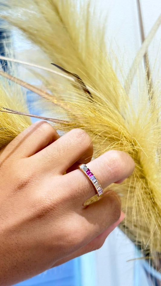 anel dourado com pedras coloridas nos tons de rosa