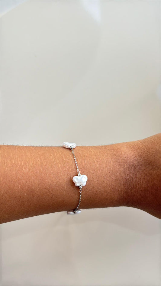 pulseira dourada com detalhe em borboleta minimalista prata