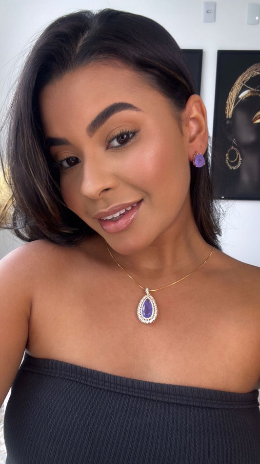 conjunto colar e brinco dourado com pingente em pedra roxa com detalhe cravejado nas laterais