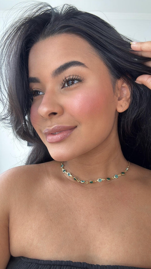 choker dourada com pedrinhas azul e verde delicada