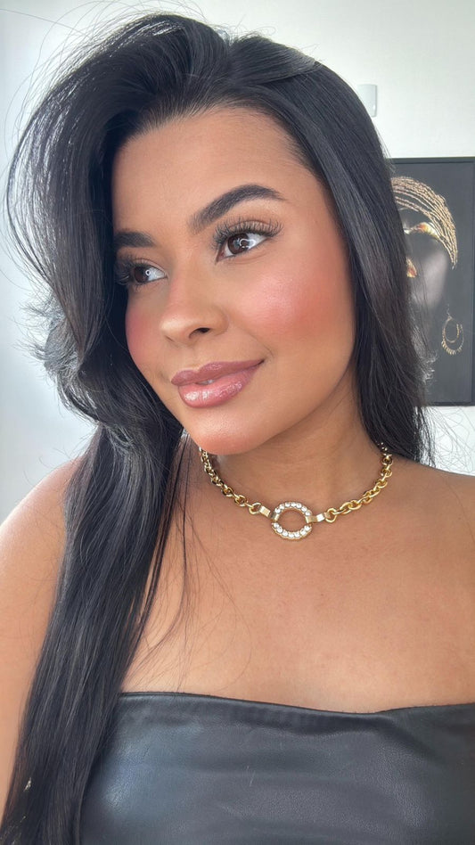 colar dourado com elo grande cravejado de strass