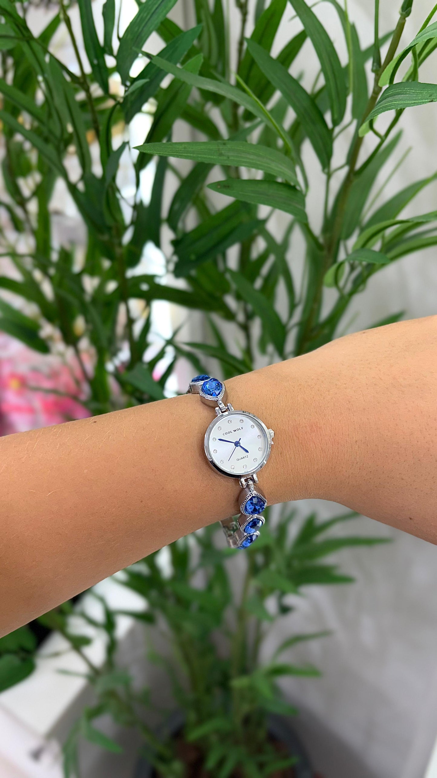 relógio prata com cinza fosco com detalhes em pedraria azul