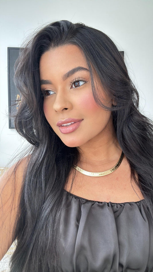 colar choker prata em aro com detalhes no centro