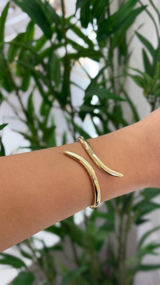 bracelete dourado com pontas delicadas