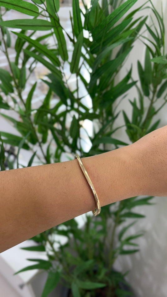 bracelete dourado minimalista details