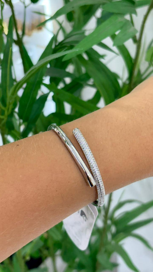 bracelete prata com pontas cravejado e liso