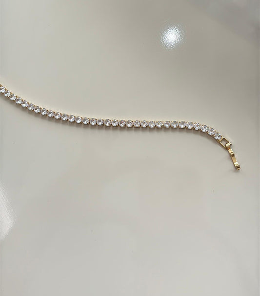 pulseira em pedras transparentes com fecho em dourado