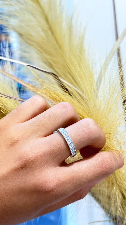 anel prata com pedras transparentes