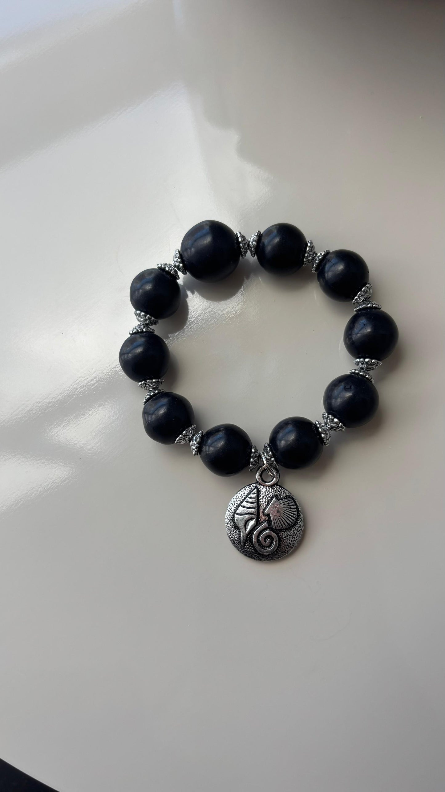 pulseira estilo boho preta com prata envelhecida