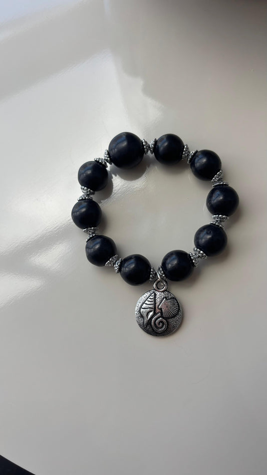pulseira estilo boho preta com prata envelhecida