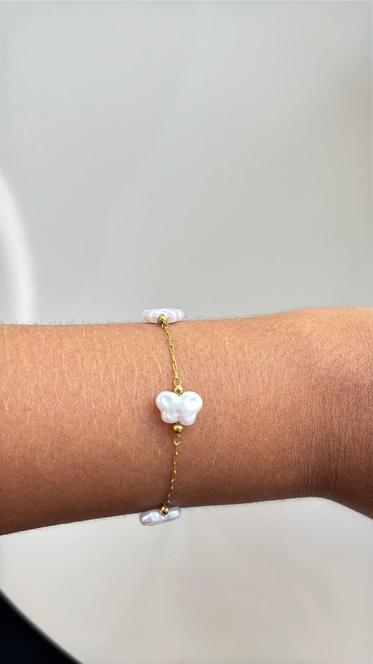 pulseira dourada com detalhe em borboleta minimalista