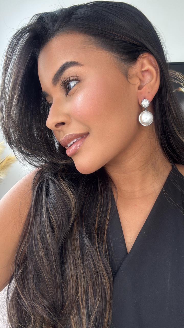 brinco pérola com ponta cravejada e pérola revestida com prata