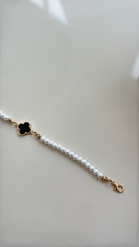 pulseira em pérola com detalhe em trevo preto com dourado