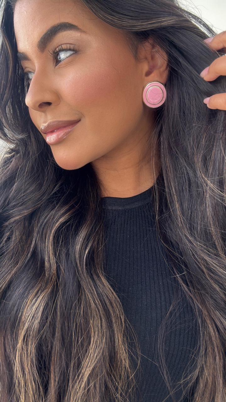brinco botão rosa