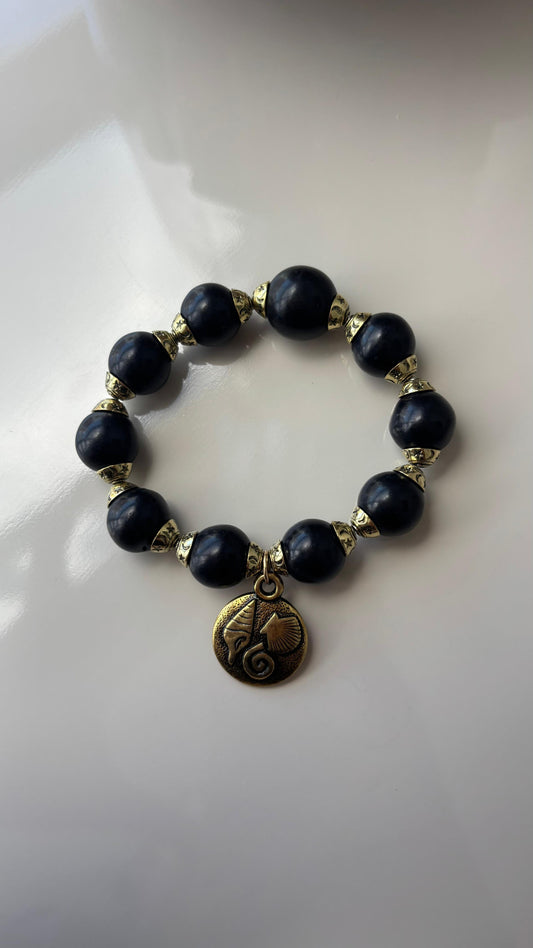 pulseira estilo boho preta com ouro envelhecido