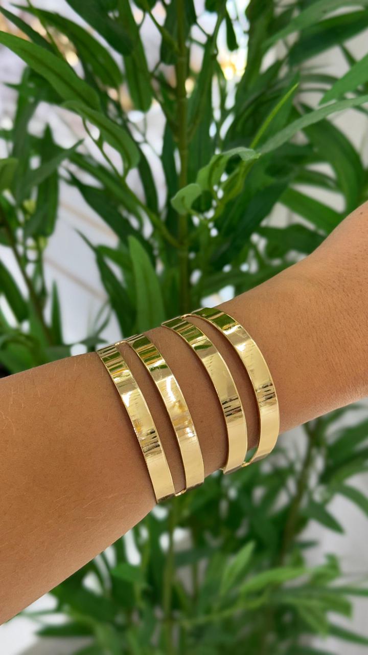 bracelete dourado com quatro faixas