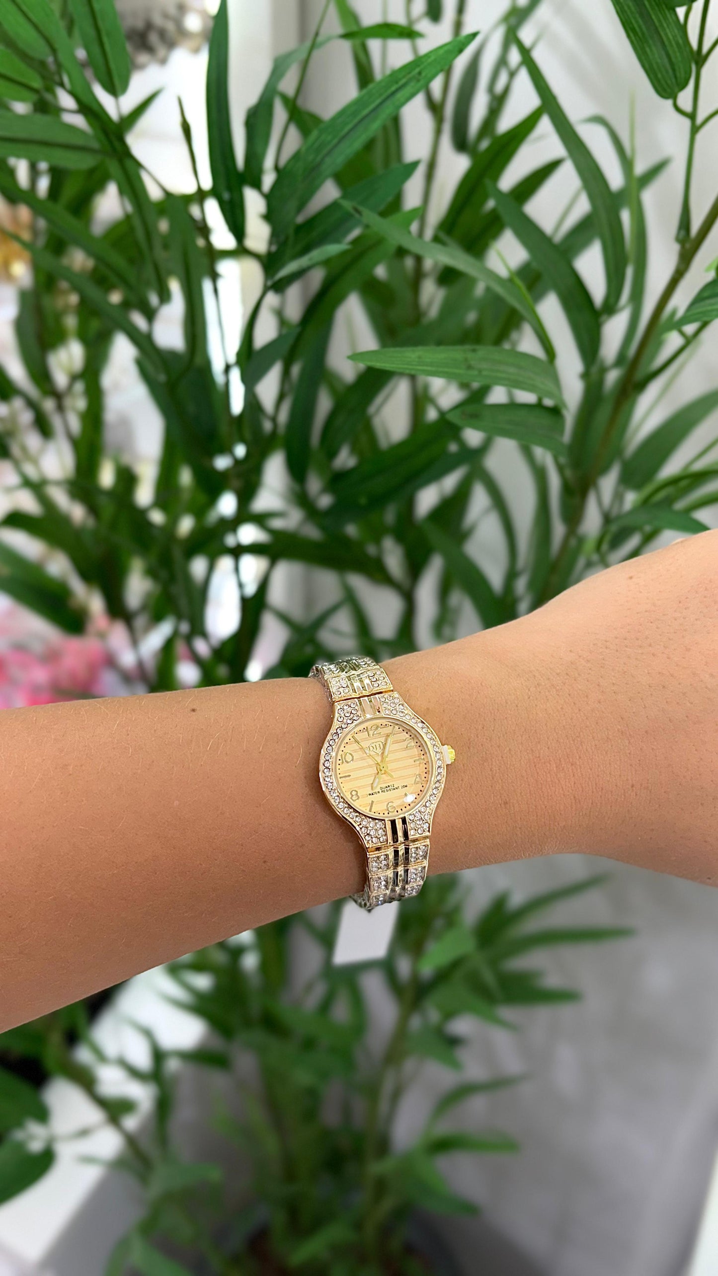 relógio Priscila dourado cravejado