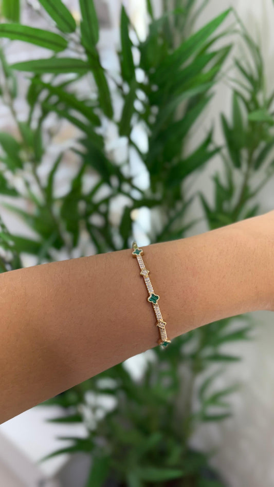 bracelete com trevinhos e strass verde com dourado