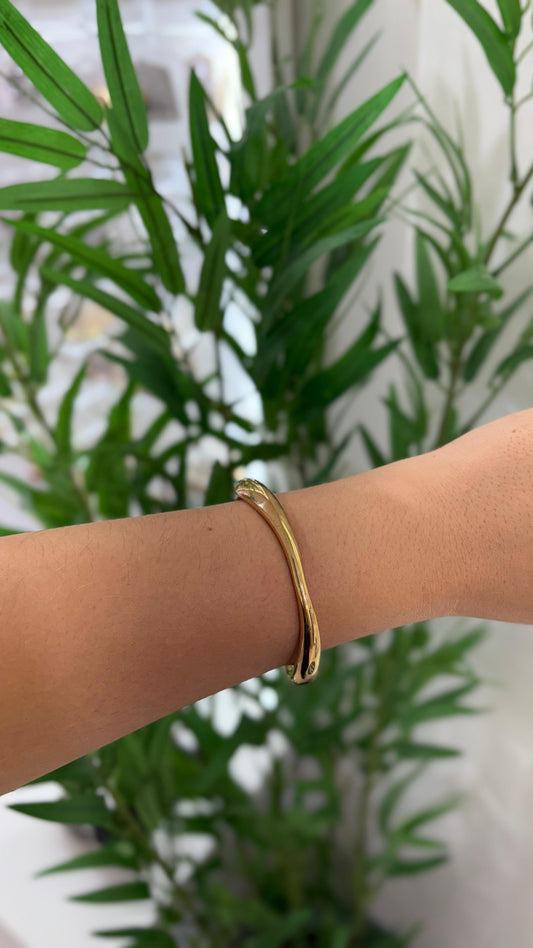 bracelete dourado minimalista