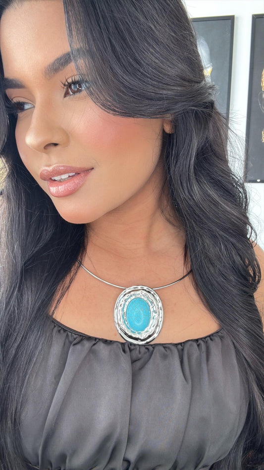 colar aro dourado com pingente central com pedra azul celeste