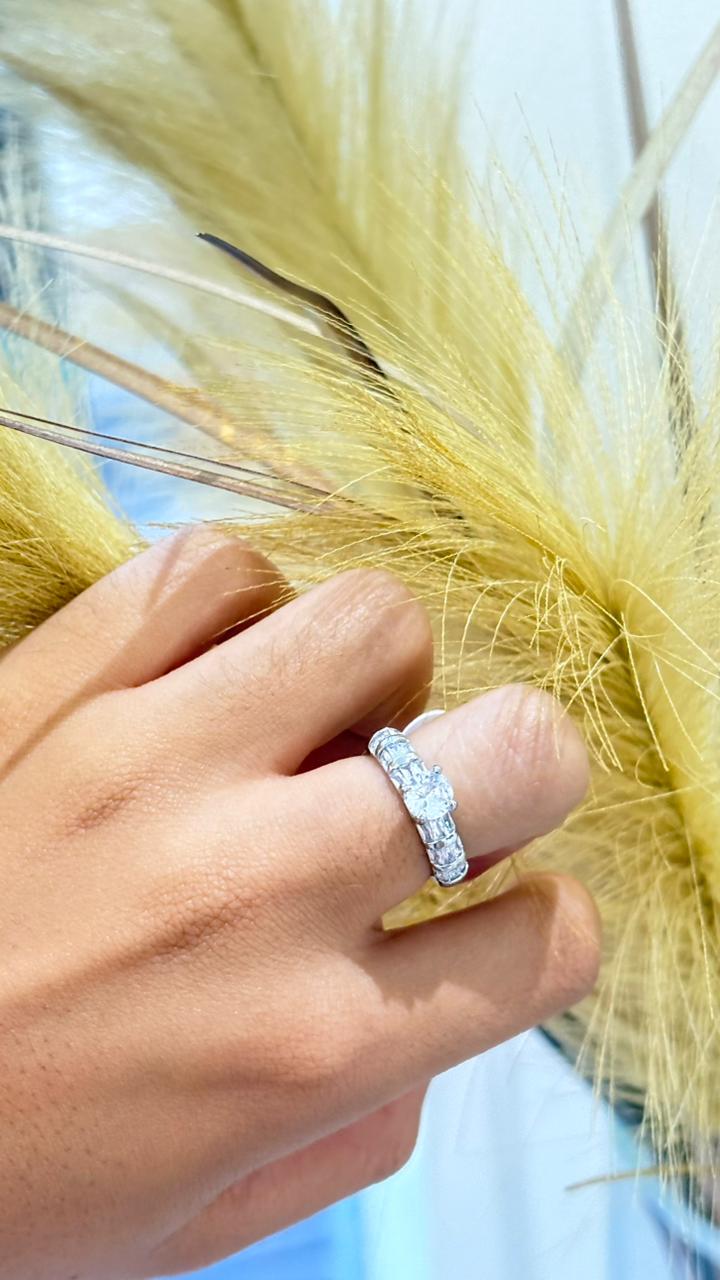 anel prata pedra transparente em modelo solitário