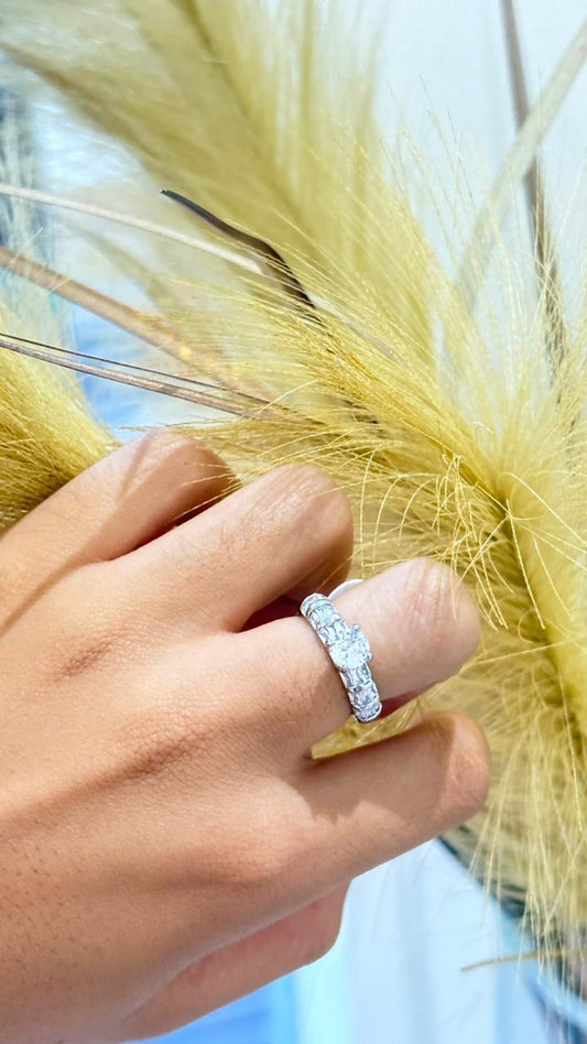 anel prata pedra transparente em modelo solitário