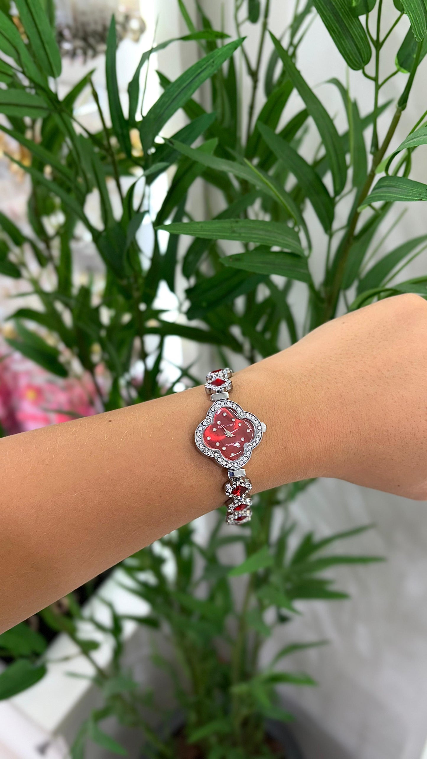relógio inspiração Van Cleef prata com vermelho