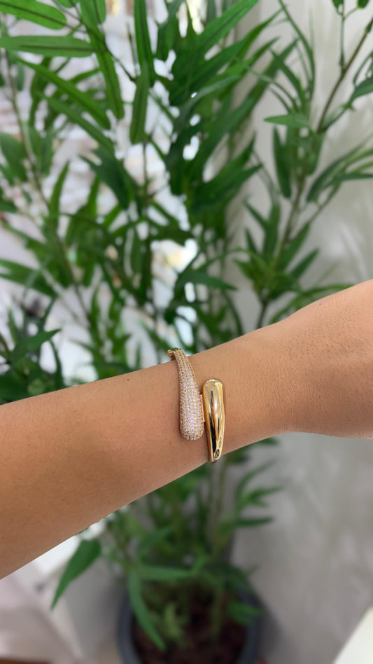 bracelete gota dourado com strass