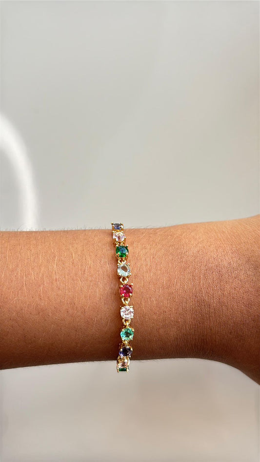 pulseira cravejada de pedras coloridas dourada com fecho em gravatinha