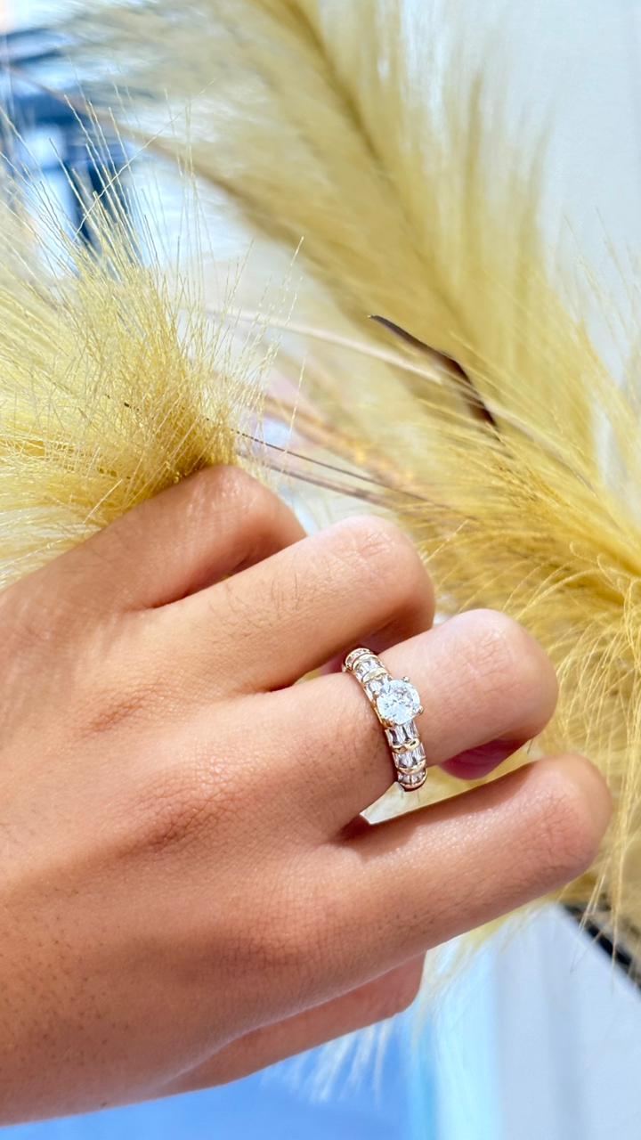 anel dourado pedra transparente em modelo solitário