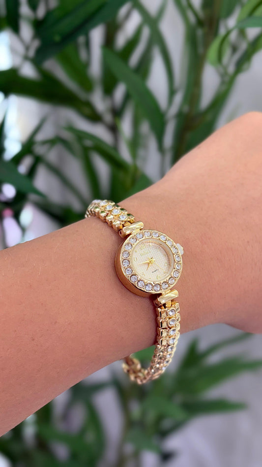 relógio cravejado de strass dourado minimalista