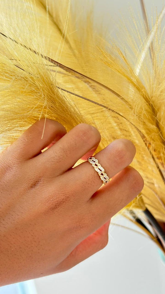 anel dourado com detalhes em strass