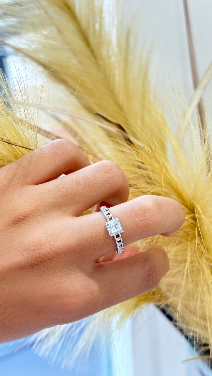 anel prata estilo solitário com pedra quadrada e detalhe vazado no anel