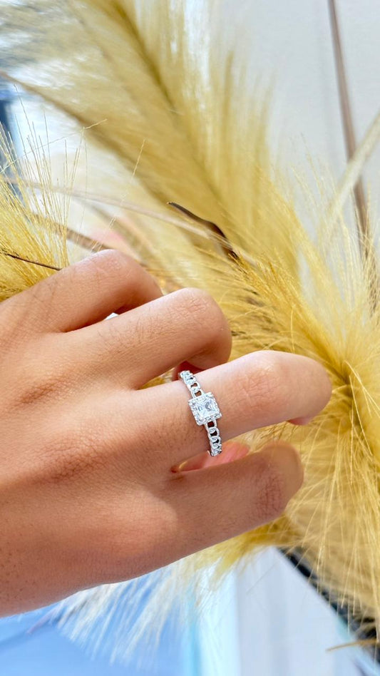 anel prata estilo solitário com pedra quadrada e detalhe vazado no anel