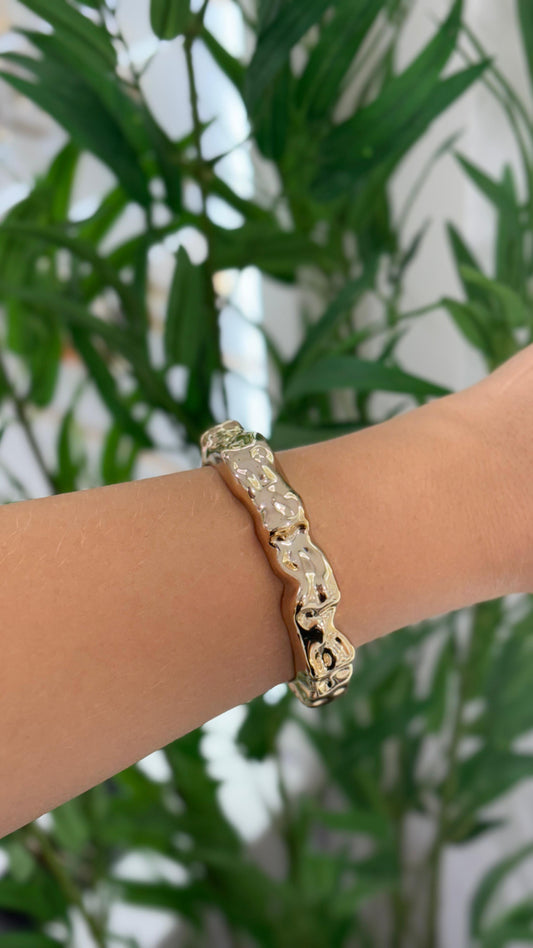 bracelete organico dourado formato mais quadrado
