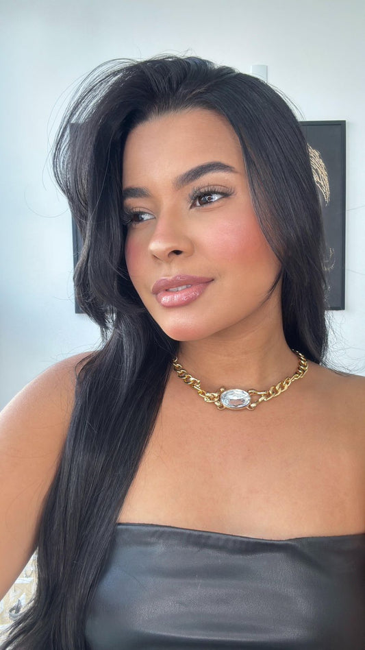 colar dourado com pedraria