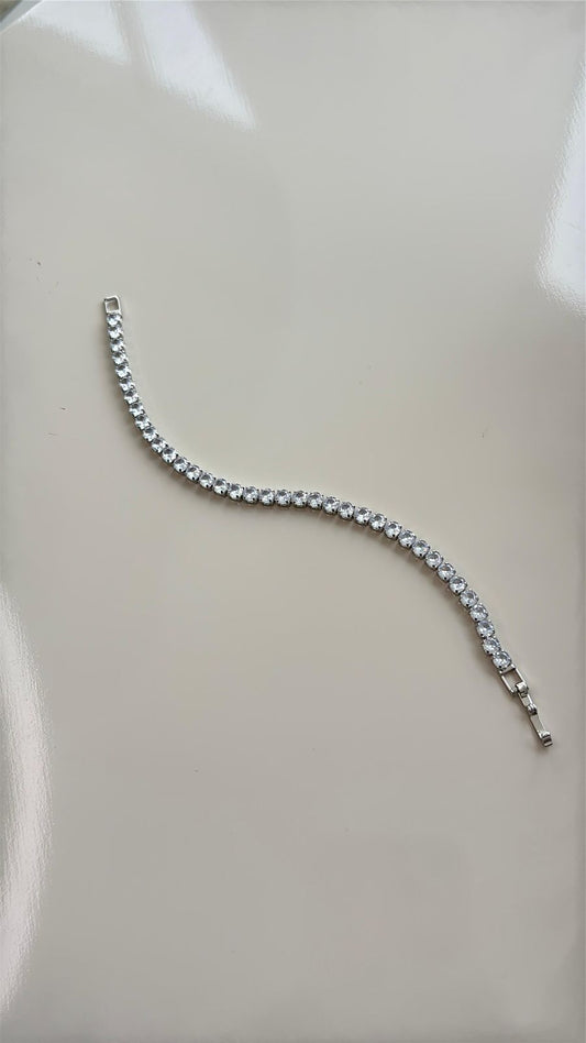 pulseira em pedras transparentes com fecho em prata