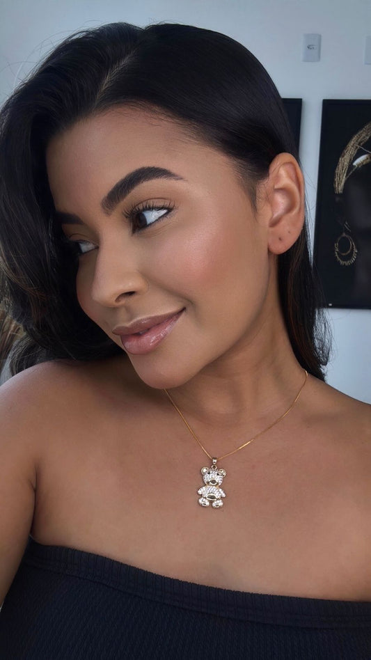 colar urso dourado com detalhe do olho em pedraria preta