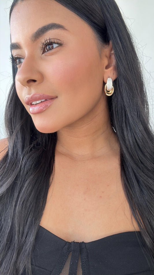 brinco dourado com detalhe em strass